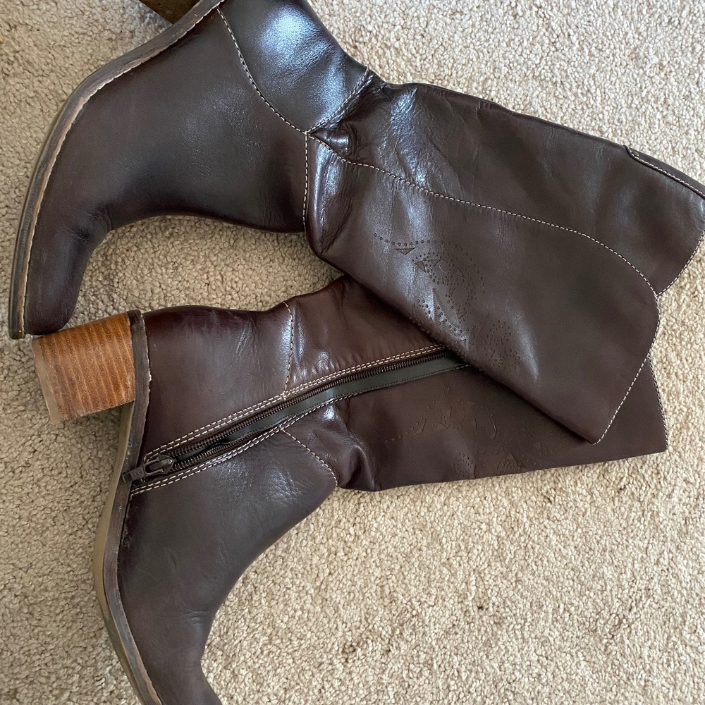 Clarks uk size 6 (US size 8.5 39.5 EU) leather detailed brown boot